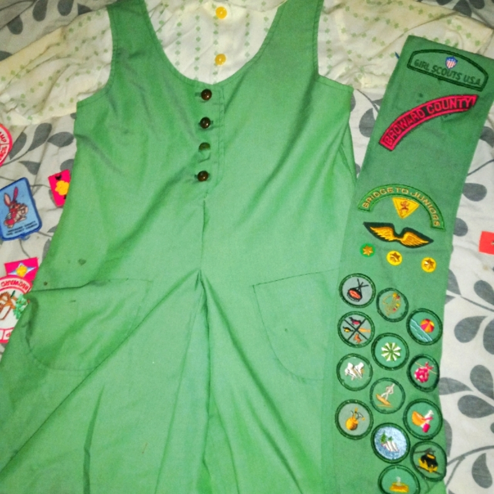 GIRL SCOUT UNIFORM VINTAGE with 20 badges